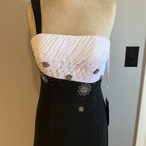 NWT SALLY USA THE SALLY DRESS,STRAPLESSOR 1 STRAP, BEADED BUST, beautiful SZ6/8 - Picture 4 of 16